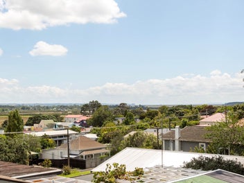 1960s Classic 4brm Bungalow on 1012m2 Section