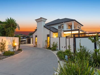 Entertainers Coastal Retreat