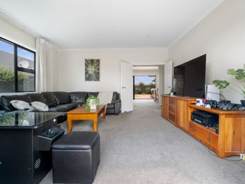 Fabulous Family Home in Norfolk Drive!