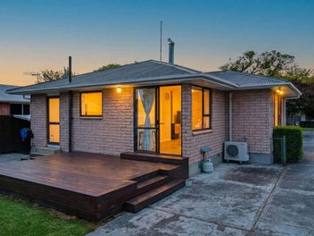 Prime Location - Great Garaging!