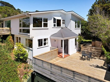 STUNNING SEA VIEWS - SUN SOAKED AND SECLUDED