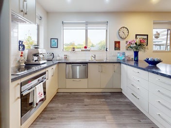 Vendors On The Move – Priced To Sell!