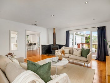 Retro Charm Modern Living: Ultimate Family Classic