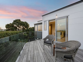 ELEGANT LIVING | SPECTACULAR COASTAL VIEWS