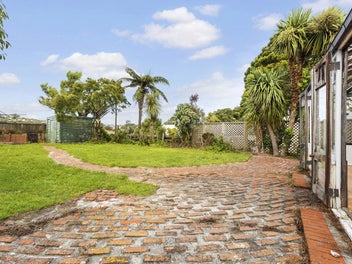 CLASSIC 1920's SUN-SOAKED CHARM.