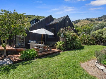 Relaxed Family Living with Sun & Privacy