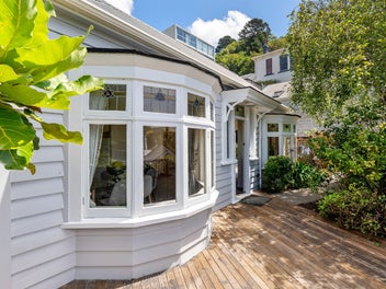 ADORABLE CHARACTER - UNBEATABLE THORNDON LOCATION
