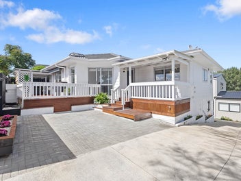 Home & Income 5 Bedrooms House!