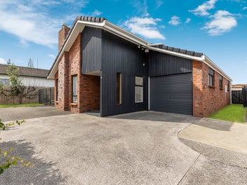 Low Maintenance Gem in Desirable Golden Circle