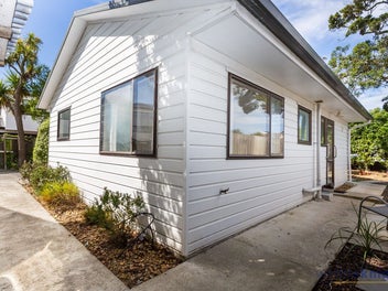 RV $450,000! Girls’ & Boys’ High Zoned – Sta