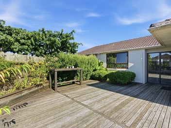 Picture Perfect Fairway Views - Double Glazed!