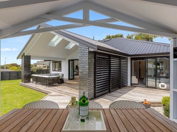 Contemporary coastal living