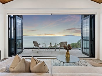 MODERN, MOVE-IN-READY & LOW MAINTENANCE!