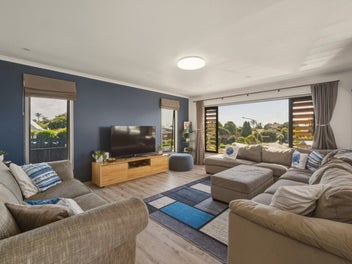 Spacious Living - Room for the Whole Family