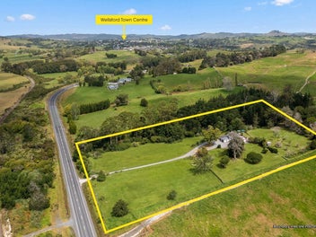 EXPANSIVE COUNTRY HOMESTEAD