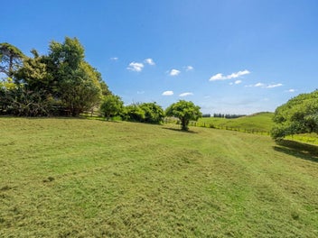 EXPANSIVE COUNTRY HOMESTEAD