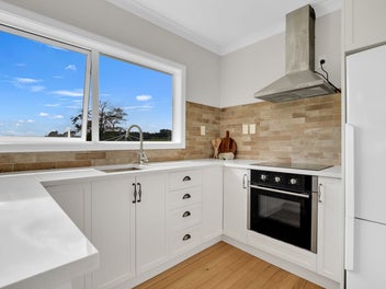 3 Bed Renovated 5 Acre Country Home