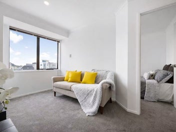 Corner Penthouse 2 bed in Uni Precinct