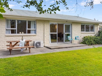 Sunny Starter with a Secret Yard