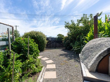 Pizza, grapes and the beach at your fingertips!