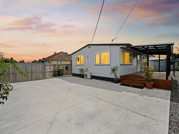 Freehold, Double Glazed, Close to hospital!