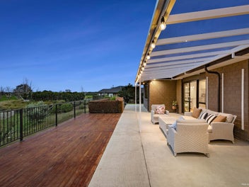 MODERN LIFESTYLE LIVING WITH VIEWS!