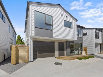 Brand New Modern Home Simply Move In