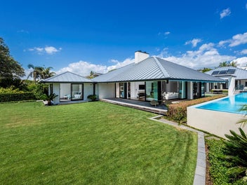 World-Class Residence - 3,189sqm Of Lakefront Land