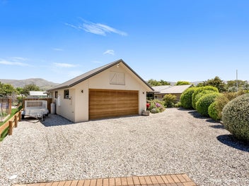 Relaxed Family Living, Moments from the Lake