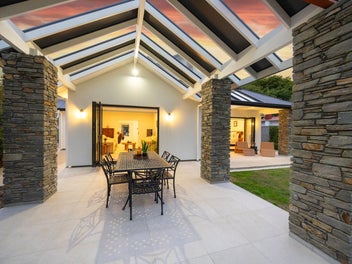 Exceptional Family Residence|Generous Landholding