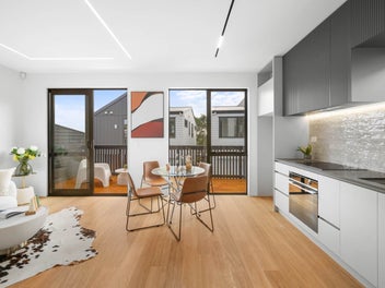 Sophisticated Coastal Contemporary Comfort