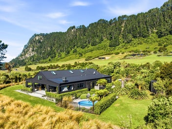 Relaxed Lakeside Living at Its Best