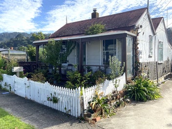 Charming, Cheerful & Close to Town