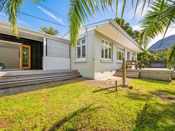 Charming 1940s Cottage with Ferry Views