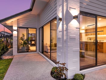 5 bedroom Sensation Home - ready to move into now!