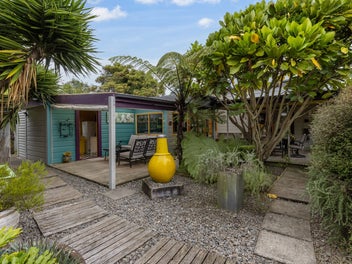 Tropical Lifestyle Meets Timeless 1910s Charm