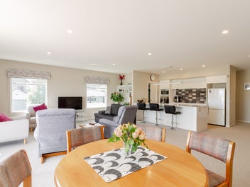 Supreme Townhouse & Lock and Leave