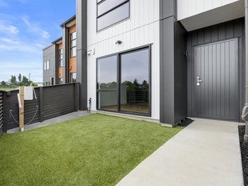 Architectural 3-Bed Living on Freehold Title