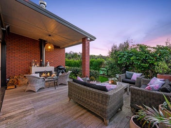 Private Lifestyle Estate | Pool, Barn & Studio