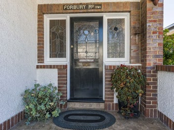 Charm & Elegance in the Heart of St Clair.