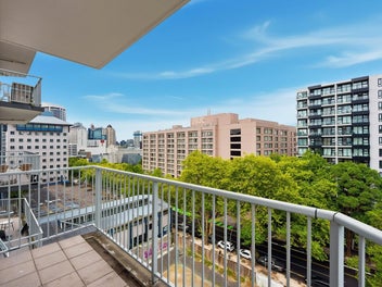 Convenient CBD Living - 3-Bedroom Apartment