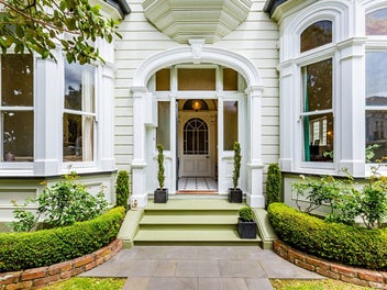 EXCEPTIONAL FAMILY HOME-LUXURY CITY-FRINGE LIVING