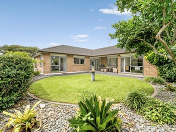 Luxury Lifestyle: Immaculate Brick & Tile - BDSC