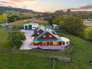 4ha Lifestyle Property Packed with Extras