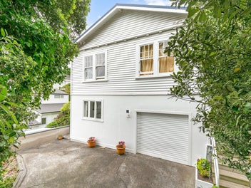 Sun, Sea Views & Superb Family Living!