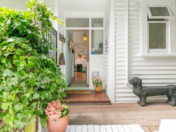 Sun, Sea Views & Superb Family Living!