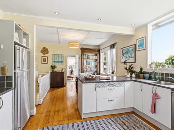 Sun, Sea Views & Superb Family Living!