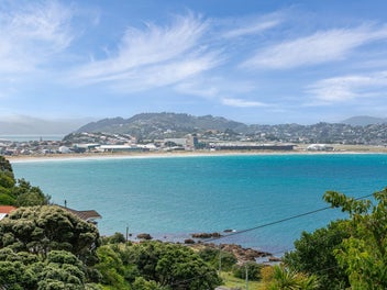 Sun, Sea Views & Superb Family Living!