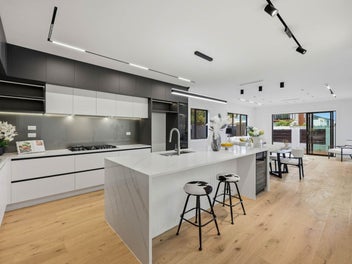 Cutting-Edge Luxe In Bucklands Beach!