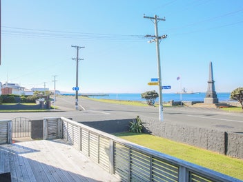 IDEALIZED SEASIDE LIVING